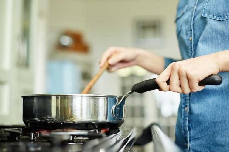 can-you-put-a-stainless-steel-pan-in-the-oven